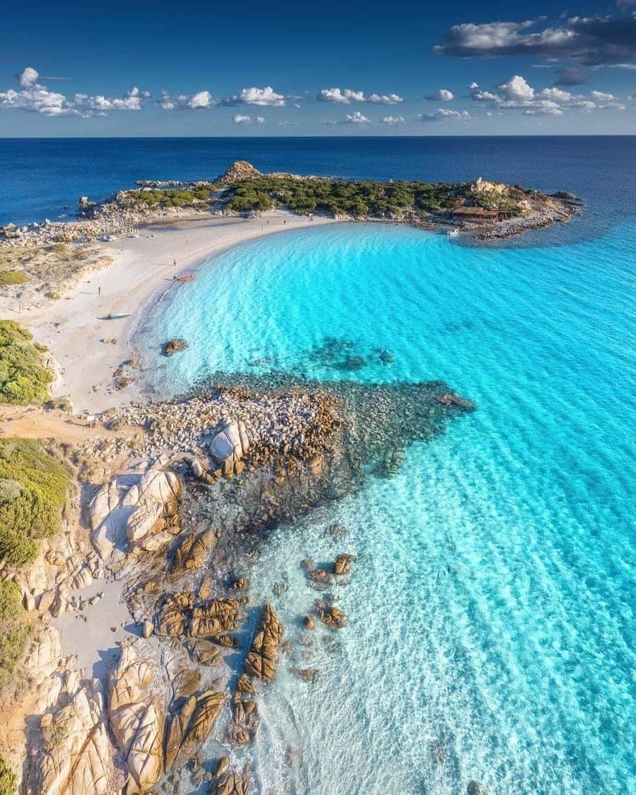 Türkisfarbenes Wasser an einer sardischen Bucht